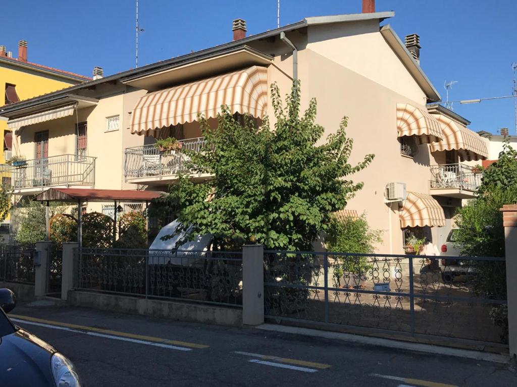 a van parked in front of a building at Casa Giulietta in Spilamberto