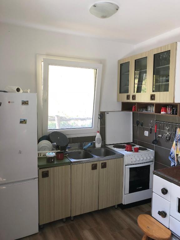 Kuhinja ili čajna kuhinja u objektu Vila Idila