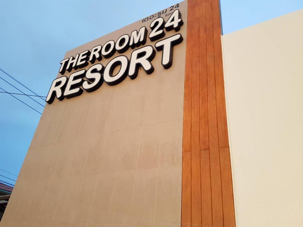 un cartello sul lato di un ristorante di THE ROOM 24 RESORT a Pathum Thani