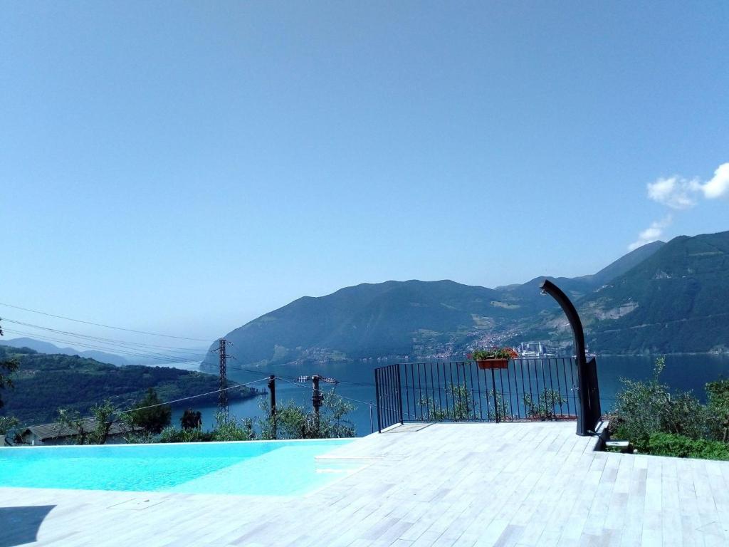 uma piscina com vista para um lago e montanhas em Belvilla by OYO Bellavista em Marone