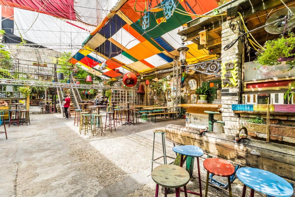 Reštaurácia alebo iné gastronomické zariadenie v ubytovaní BpR VIVID Downtown Vibe with balcony