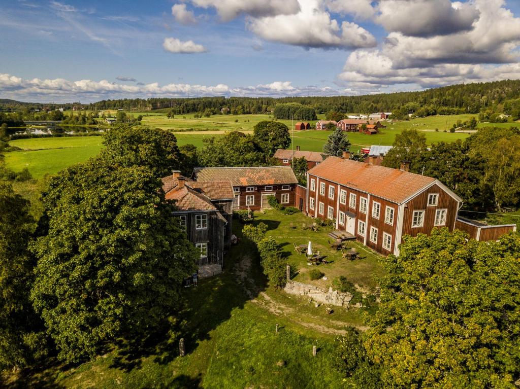 una vista aérea de una casa y un edificio en Frägsta Hälsingegård B&B, en Näsviken