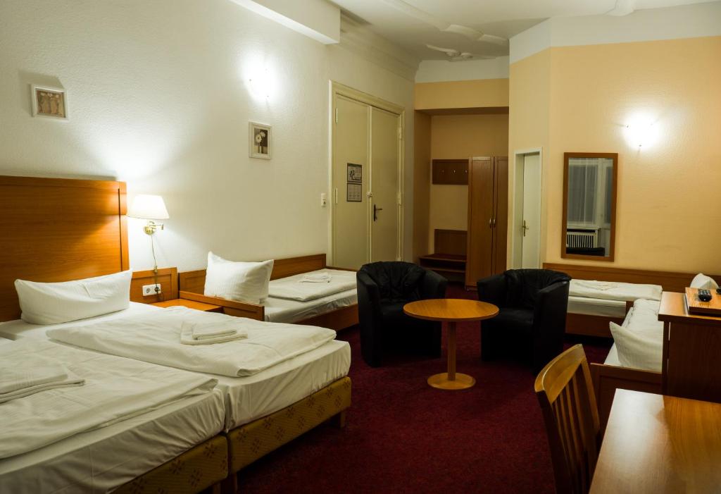 Postel nebo postele na pokoji v ubytování Hotel Aster an der Messe
