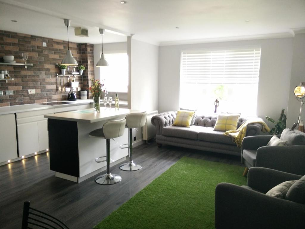 a kitchen and living room with a green rug at Boutique Coastal appt nr Edinburgh in Saint Davids
