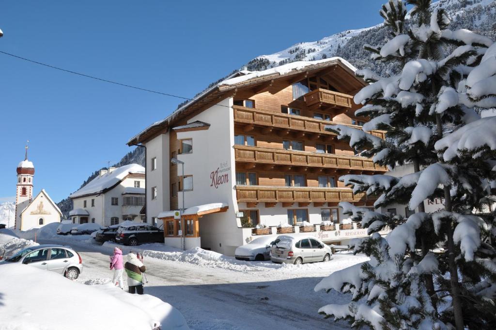 un hotel en las montañas con nieve en el suelo en Hotel Kleon, en Vent