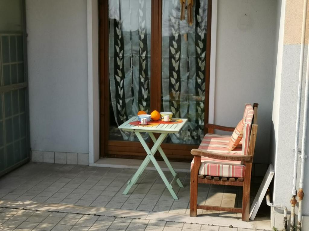einen Tisch auf einer Veranda mit Orangen und einem Stuhl in der Unterkunft Horus apartment in Padua