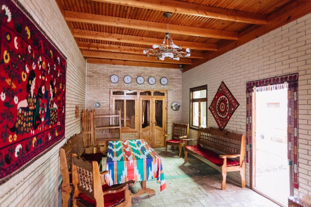 ein Esszimmer mit einem Tisch und Stühlen in einem Zimmer in der Unterkunft Trip.LE Guest house in Samarkand