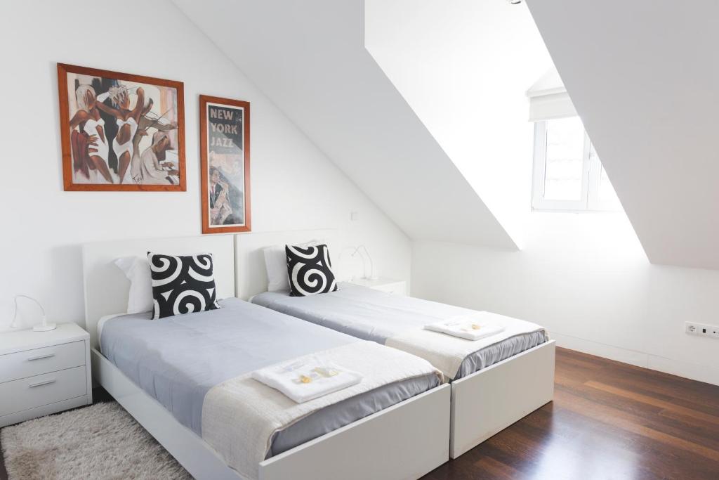 A bed or beds in a room at APOSENTUS - Downtown Porto Modern Penthouse