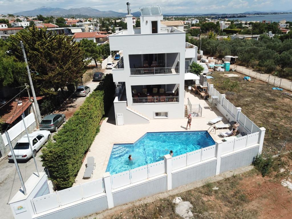 una vista aérea de una casa con piscina en Villa d'Irene-near athens airport , 200 meters from the beach davis, en Artemida