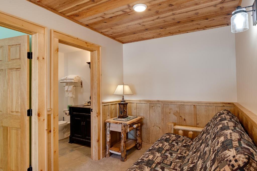 Postel nebo postele na pokoji v ubytování Cobble Mountain Lodge
