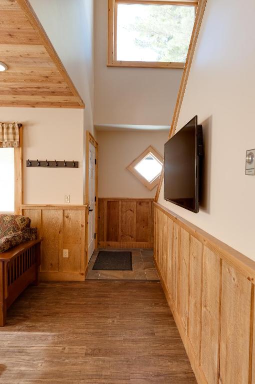 TV a/nebo společenská místnost v ubytování Cobble Mountain Lodge