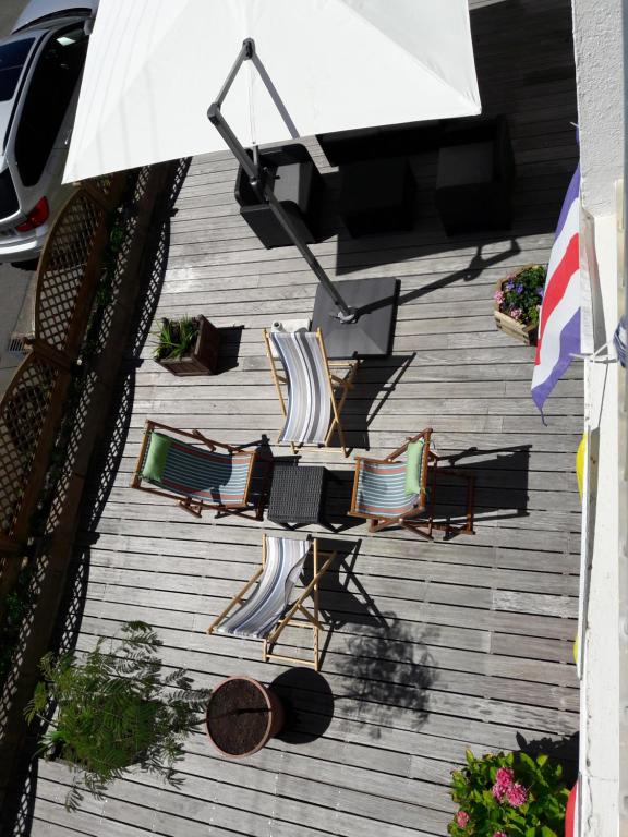an overhead view of a patio with chairs and an umbrella at Hôtel Ker-Noyal Quiberon Plage in Quiberon