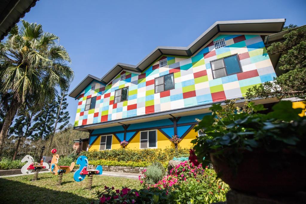 a colorful house with a garden in front of it at Yushow Library Villa in Nanzhuang