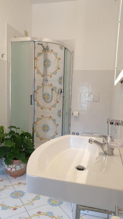 A bathroom at Filù Rooms Paradise Tower