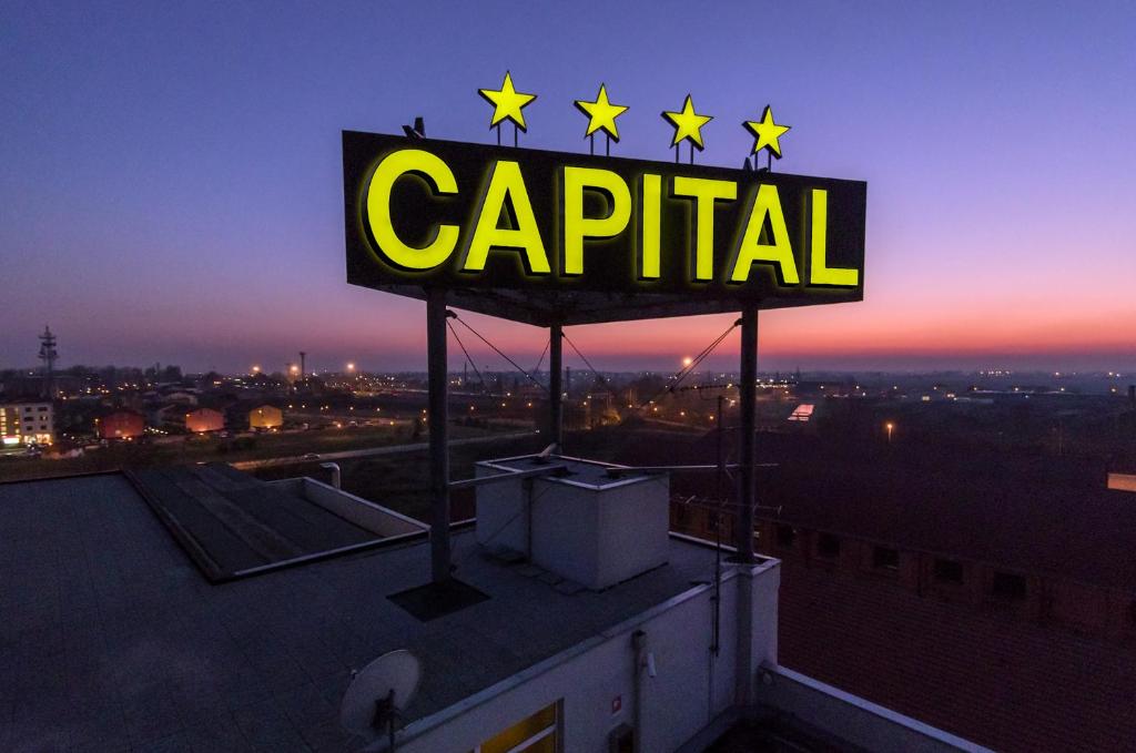 una señal en la parte superior de un edificio con cinco estrellas en Hotel Capital, en Rovigo