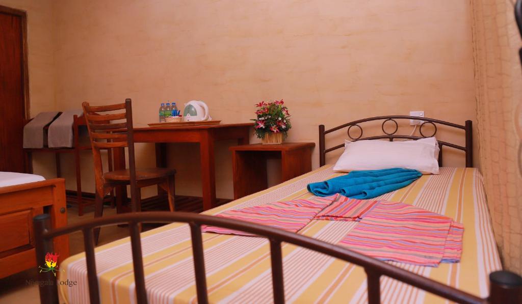 Postel nebo postele na pokoji v ubytování Hôtel Niyagala Lodge Sigiriya