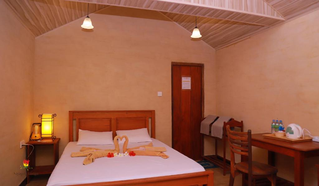 Postel nebo postele na pokoji v ubytování Hôtel Niyagala Lodge Sigiriya