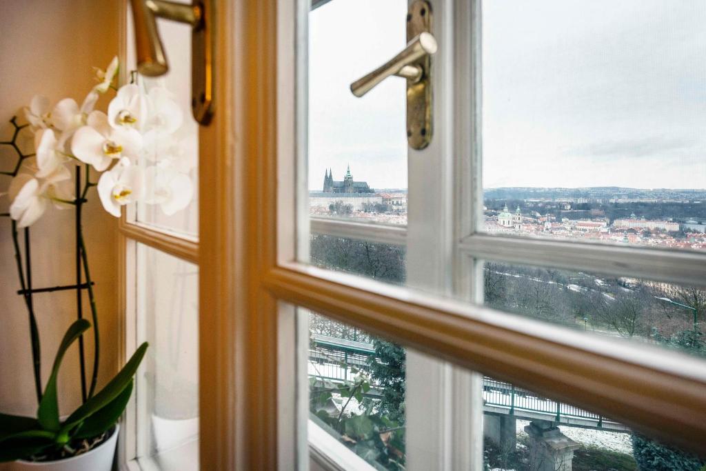 okno z widokiem na miasto w obiekcie Nebozizek Hotel a Restaurant w Pradze