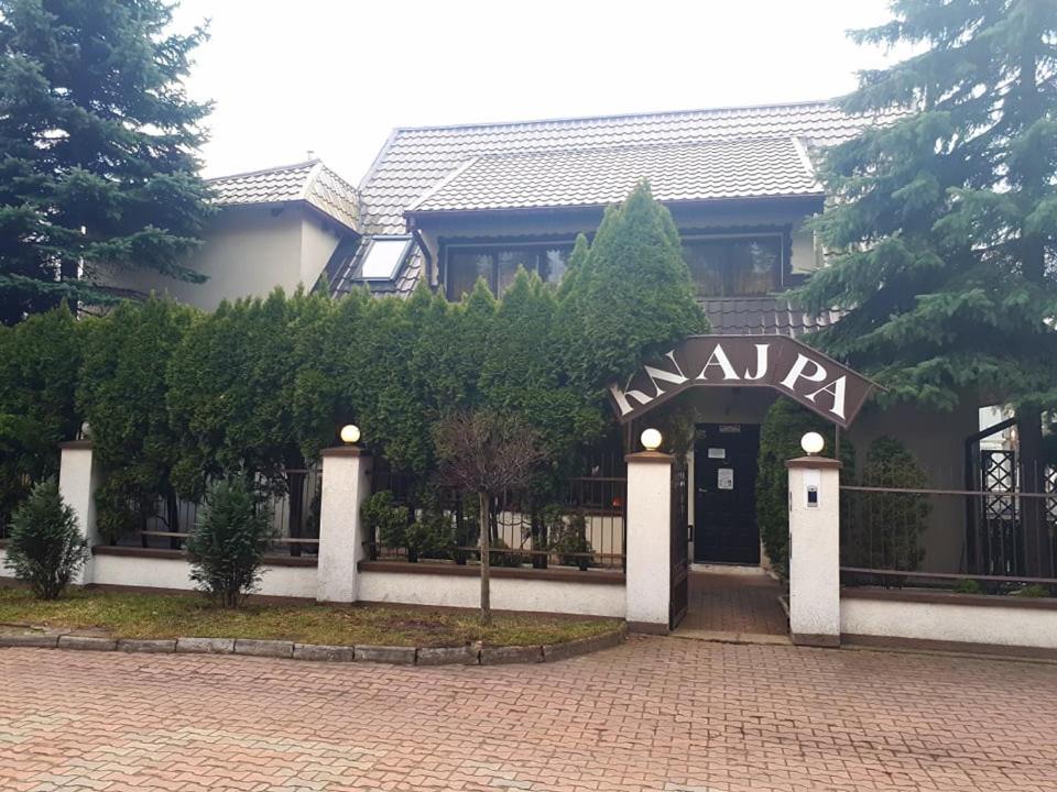 budynek z napisem "Navar" w obiekcie Knajpa Sorba w mieście Skwierzyna