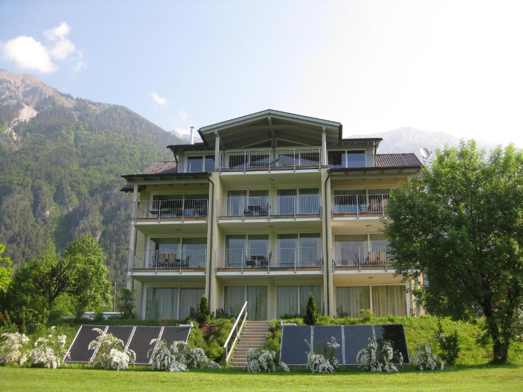 Vista generica sulle montagne o vista sulle montagne dall'interno dell'appartamento