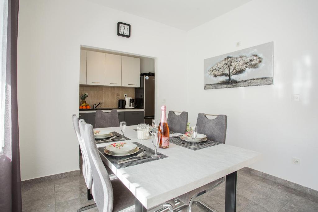 Kuchyňa alebo kuchynka v ubytovaní Apartment Blaž