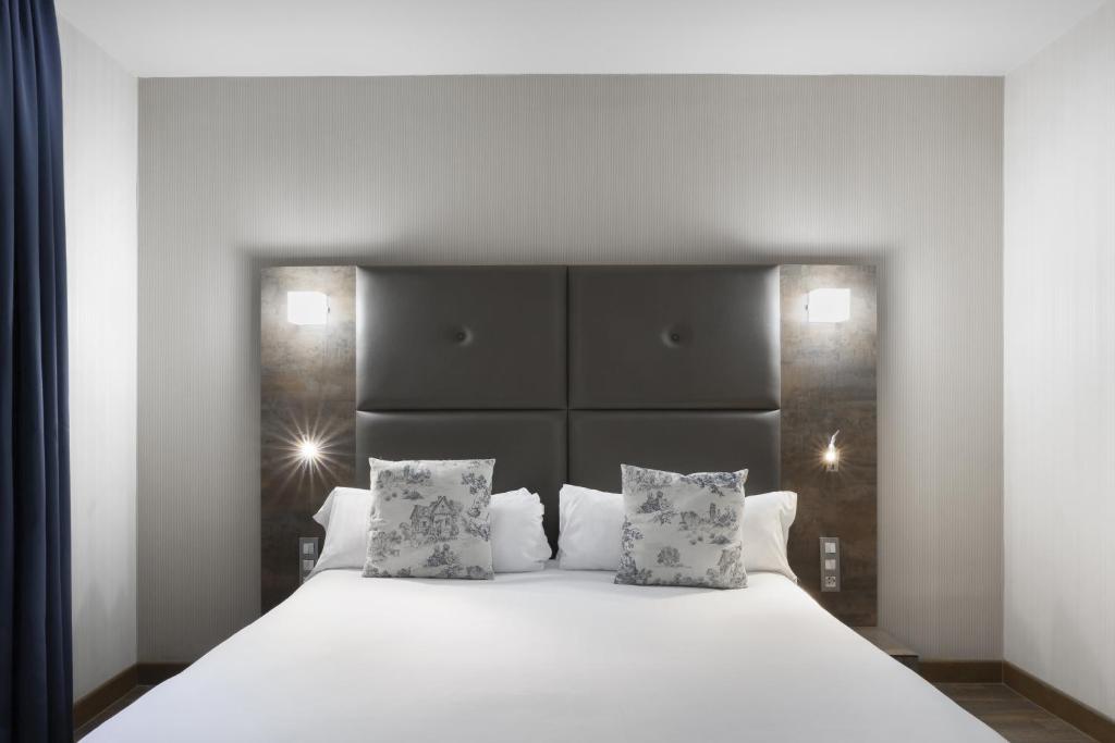 A bed or beds in a room at Petit Palace Posada del Peine
