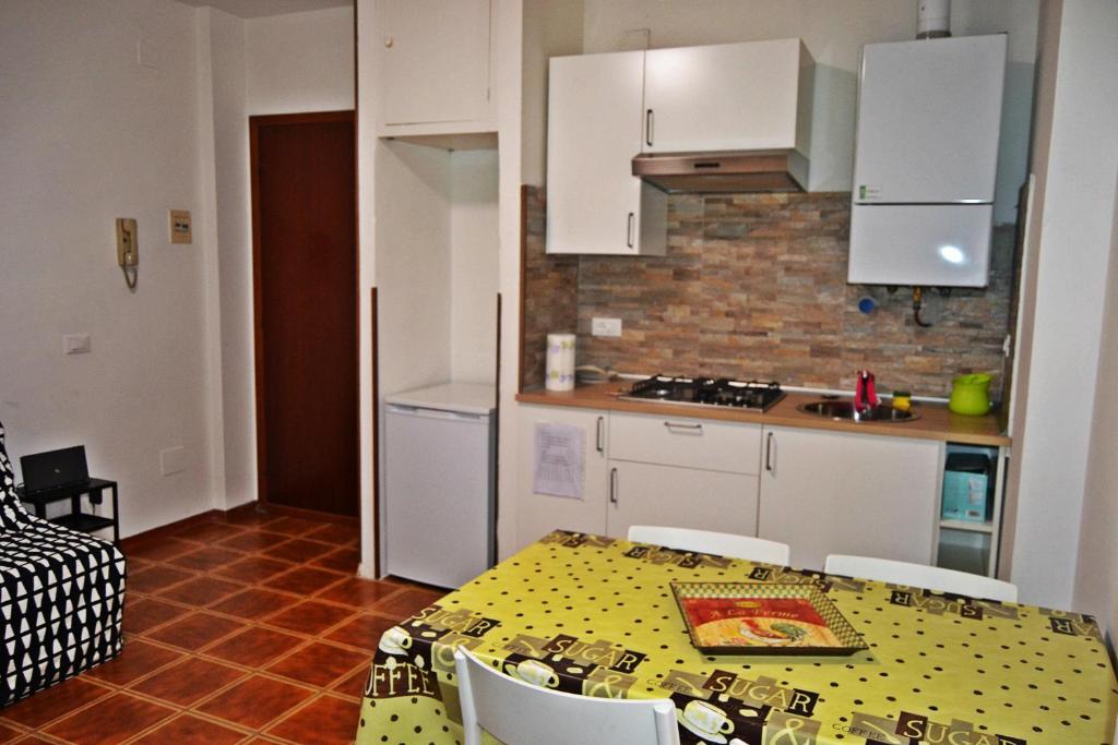 Kuchyňa alebo kuchynka v ubytovaní CASA VACANZE DA STEFANIA
