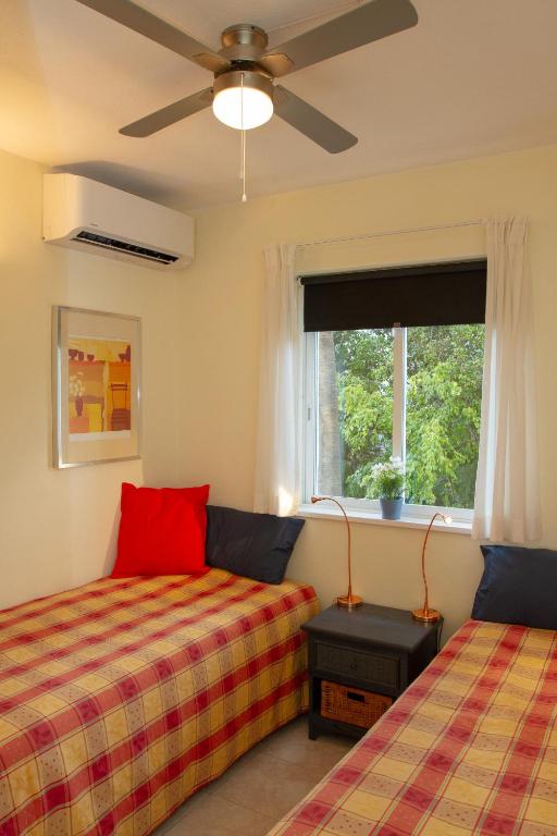 sypialnia z 2 łóżkami i wentylatorem sufitowym w obiekcie Riviera Playa w mieście Mijas Costa