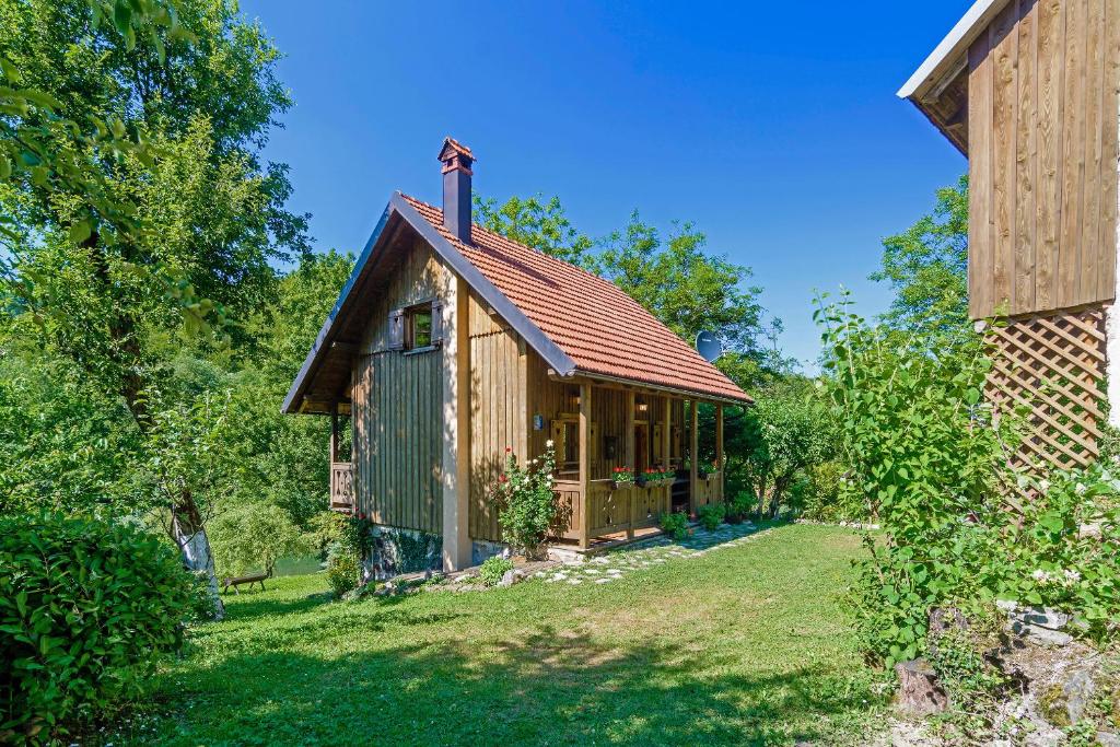 una pequeña casa con un techo de estaño en un patio en Osmak in Gusti Laz (Haus für 4 Personen), en Brod na Kupi