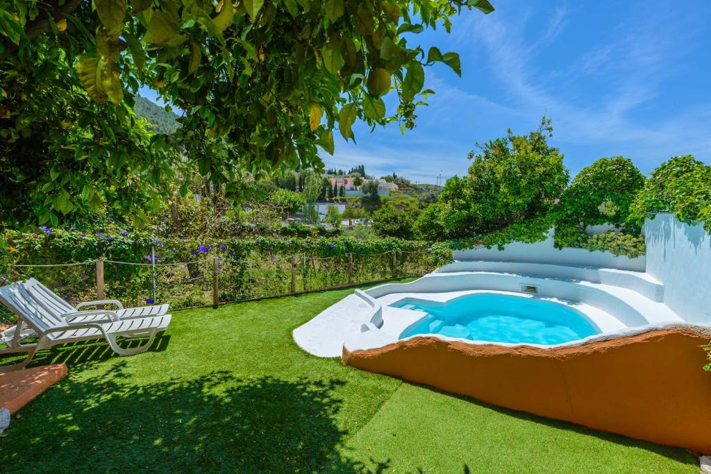 Bazén v ubytování Hotel Rural Sierra Tejeda nebo v jeho okolí