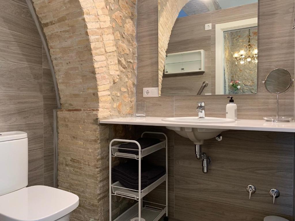 Kúpeľňa v ubytovaní PINTOR MASSANET - Casa de piedra adaptada en LEscala