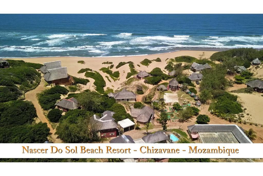 - une vue aérienne sur une station balnéaire avec l'océan dans l'établissement Nascer Do Sol - Chizavane, à Xai-Xai