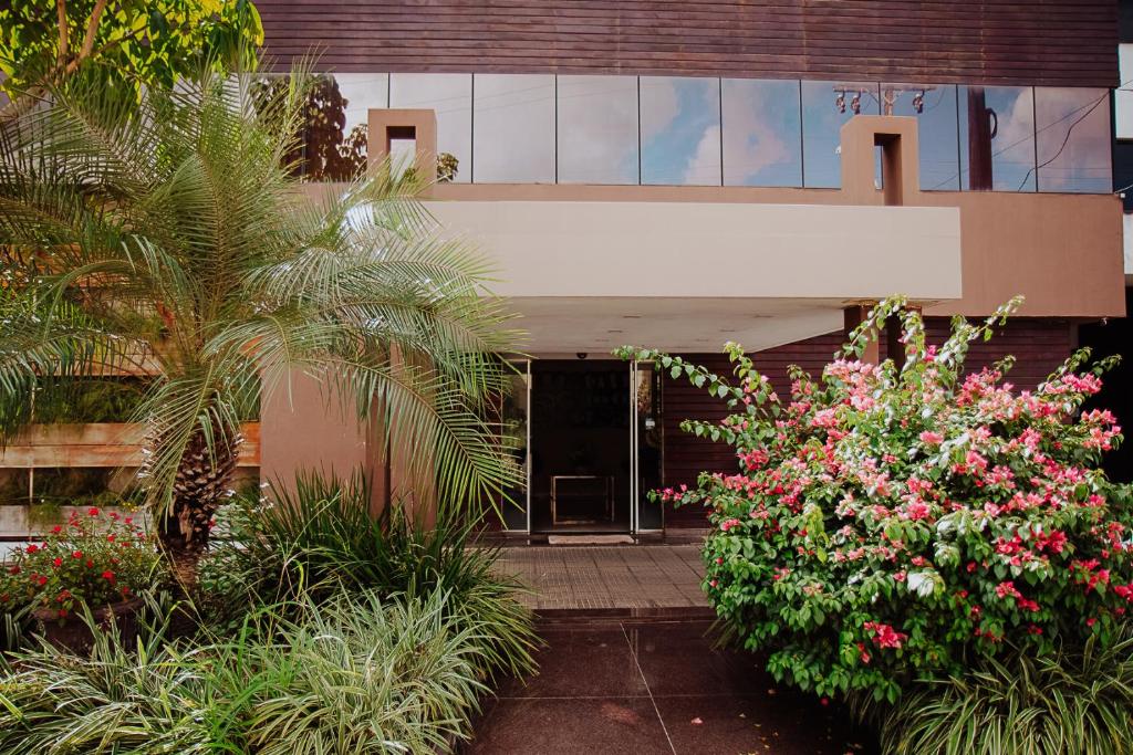 un edificio con un ramo de flores delante de él en Maximus Sottile Hotel, en Ji-Paraná