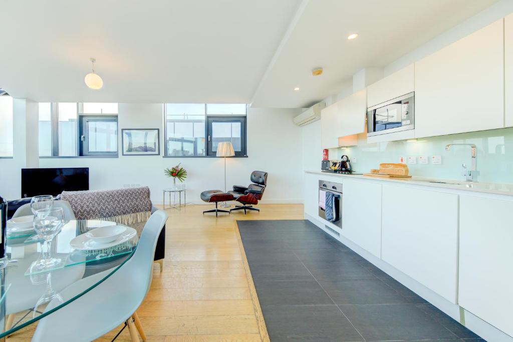 Cleyro Serviced Apartments - Finzels Reach - 