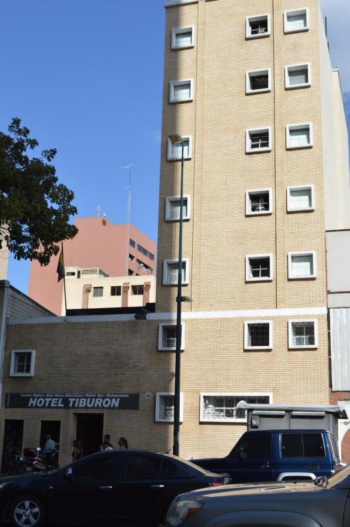 un edificio alto con ventanas laterales en Hotel Tiburon en Caracas