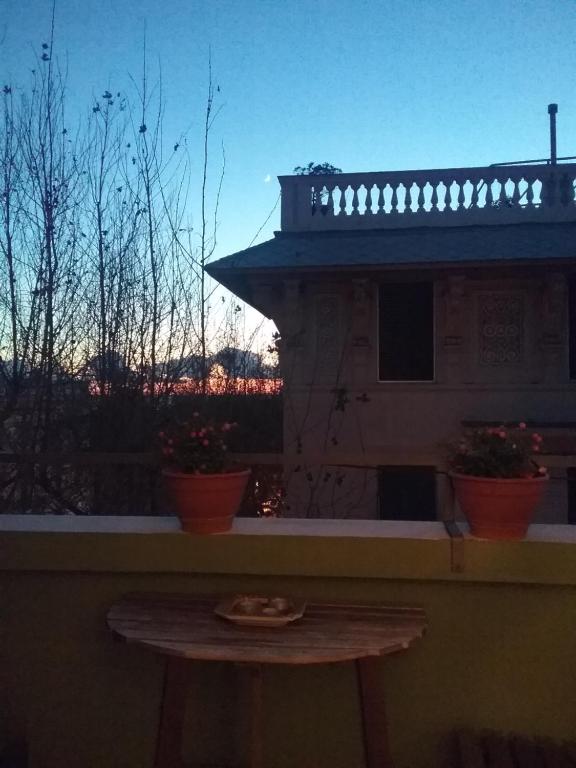 einen Tisch auf dem Balkon mit Pflanzen in der Unterkunft B&B Albaro in Genua