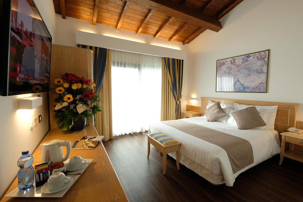 Postel nebo postele na pokoji v ubytování Hotel Orologio
