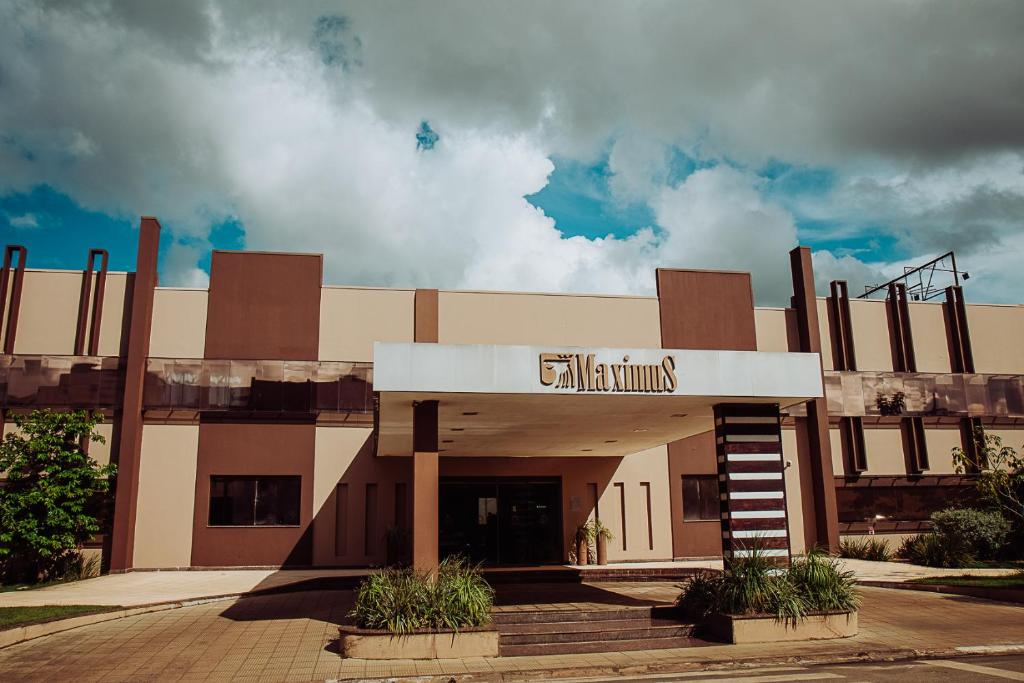 um edifício com um sinal que lê a clínica da cidade em Maximus Business Hotel em Ji-Paraná