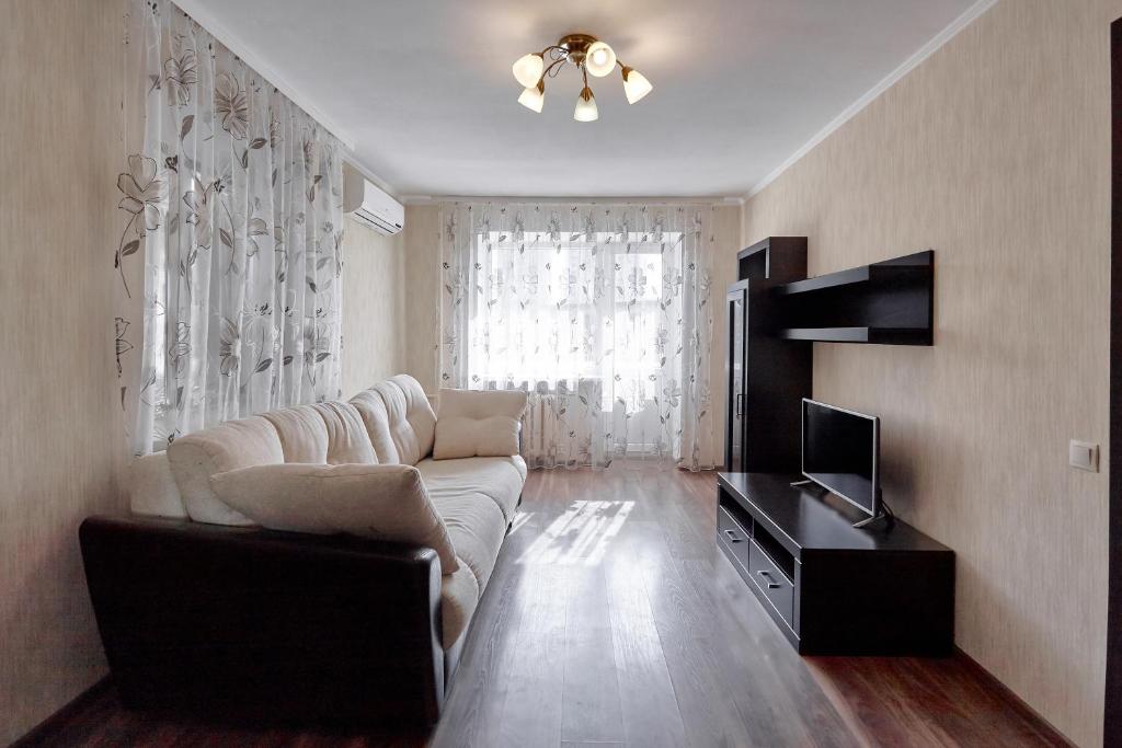 ロストフ・ナ・ドヌにあるАпартаменты на Ленинаのリビングルーム(白いソファ、テレビ付)