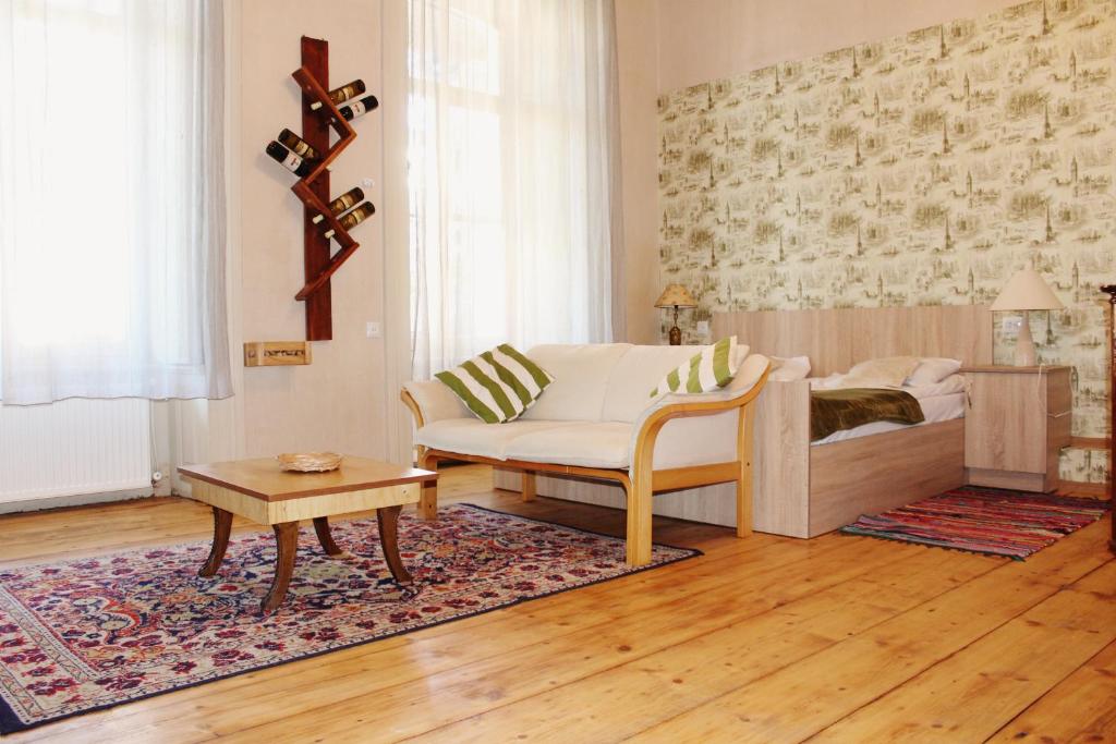 - un salon avec un canapé et une table dans l'établissement Solo Room Apartment, à Tbilissi