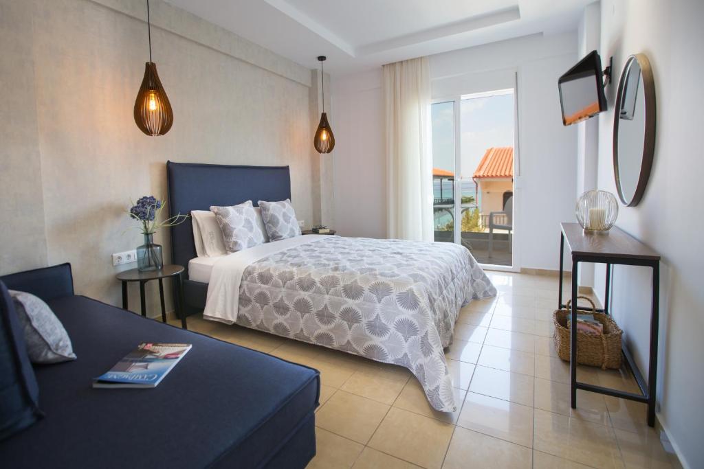 波利克羅諾的住宿－Kassandra Studios，一间卧室设有一张床和一间客厅。