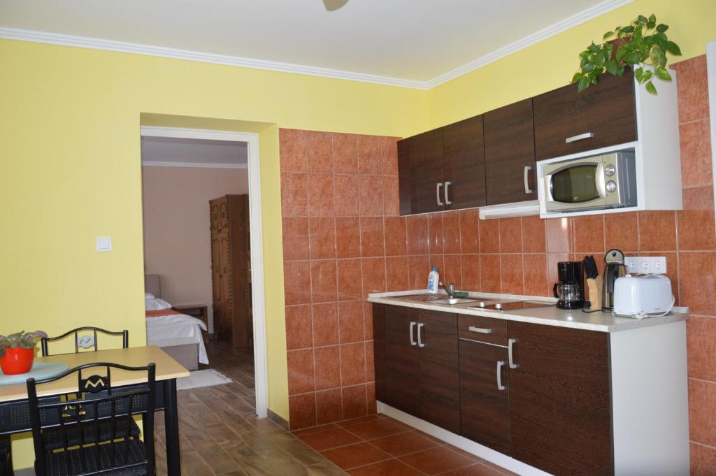 Kuchyňa alebo kuchynka v ubytovaní Varga Apartman Hévíz