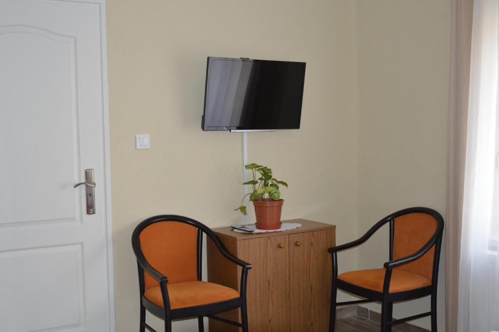 Televízia a/alebo spoločenská miestnosť v ubytovaní Varga Apartman Hévíz