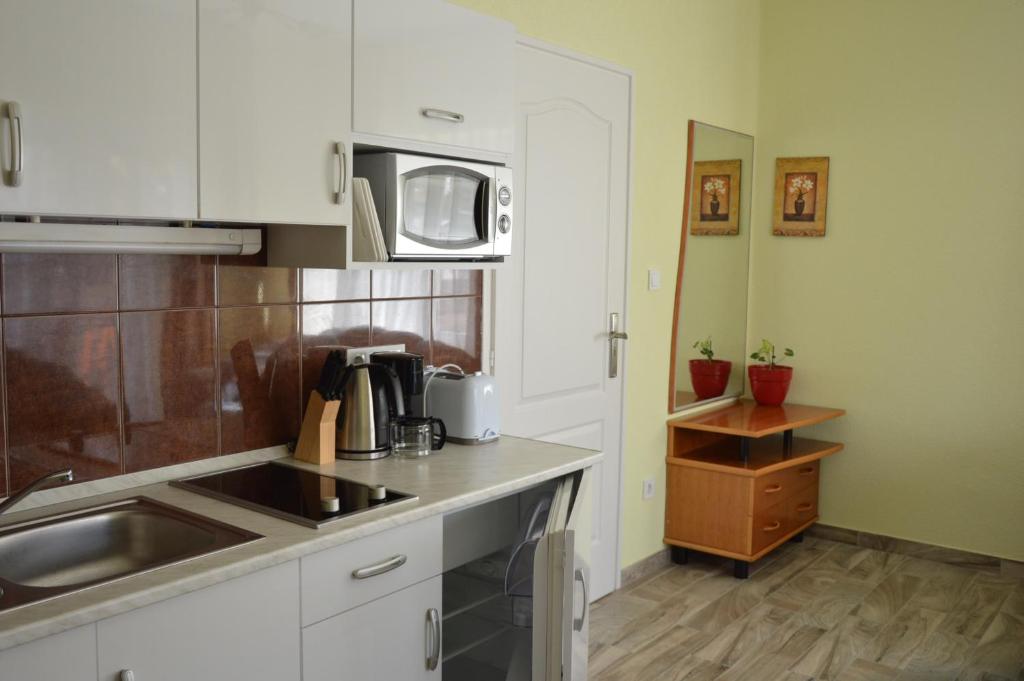 Kuchyňa alebo kuchynka v ubytovaní Varga Apartman Hévíz