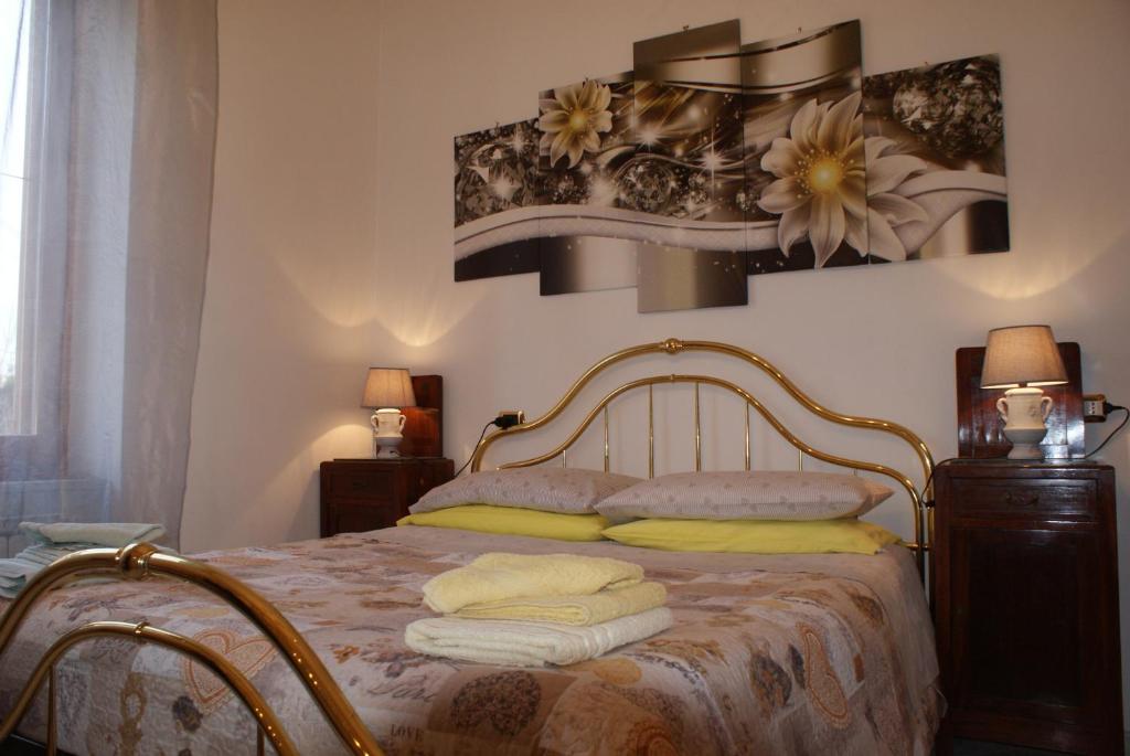 una camera da letto con un letto con fiori sul muro di Casa Nene a La Spezia