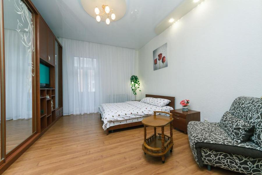 ein Wohnzimmer mit einem Sofa und einem Tisch in der Unterkunft квартира in Kiew