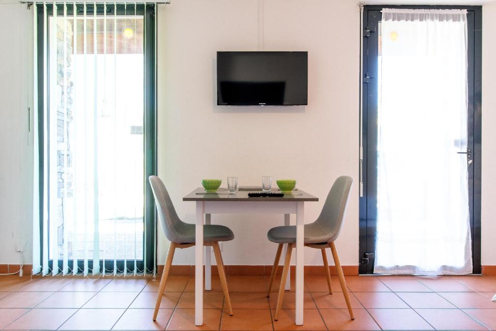 TV a/nebo společenská místnost v ubytování Appart'Hôtel Les Lofts du Grand Lac de Lozère