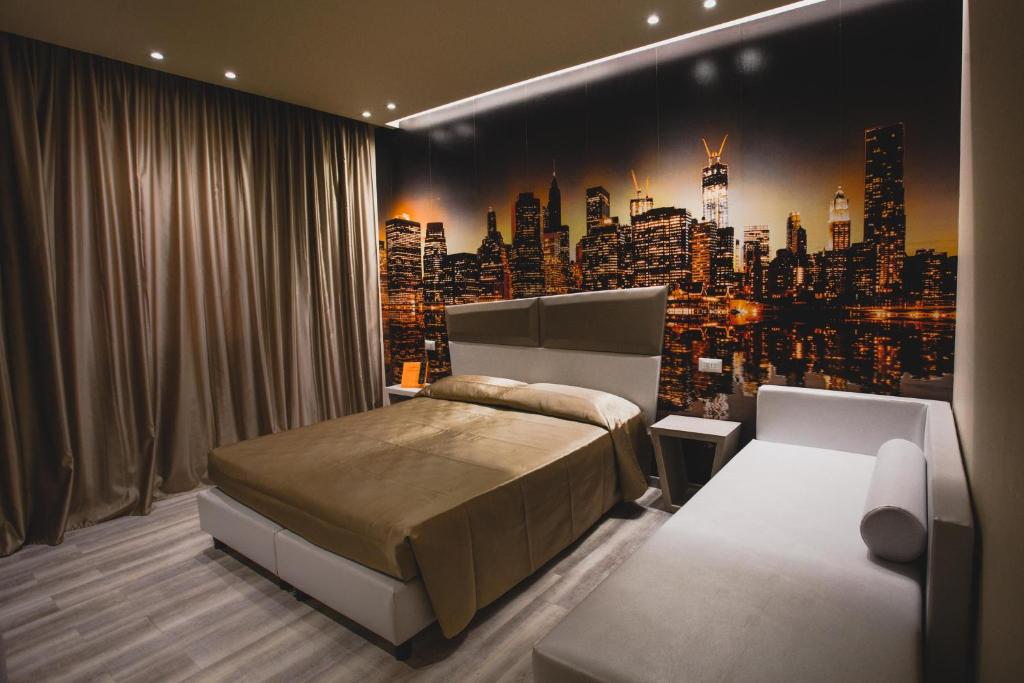 um quarto com uma cama e vista para a cidade em Hotel Fiera Wellness & Spa em Bolonha