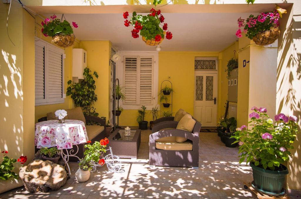 een woonkamer gevuld met veel planten bij Miomir Perazic Apartments in Petrovac na Moru