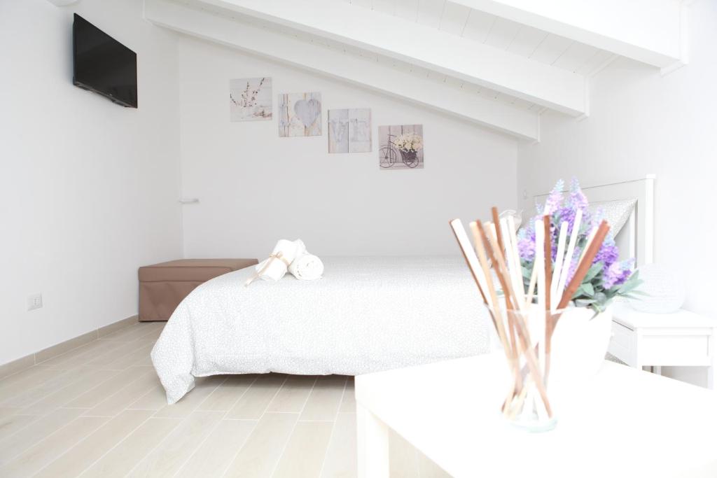 A bed or beds in a room at Rosy House - Hospitality